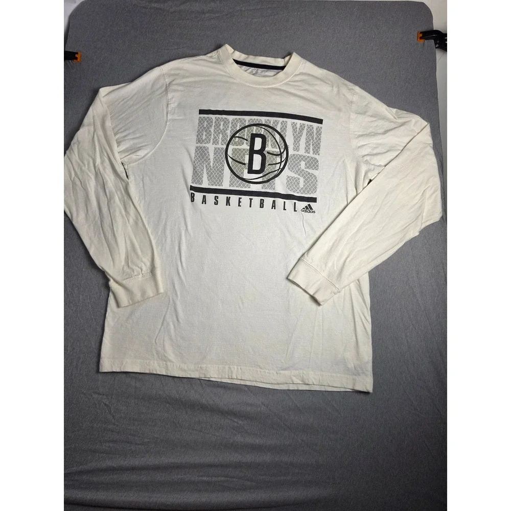 Adidas Brooklyn Nets Basketball Long Sleeve Shirt Mens XL Cream Graphic Tee 3589